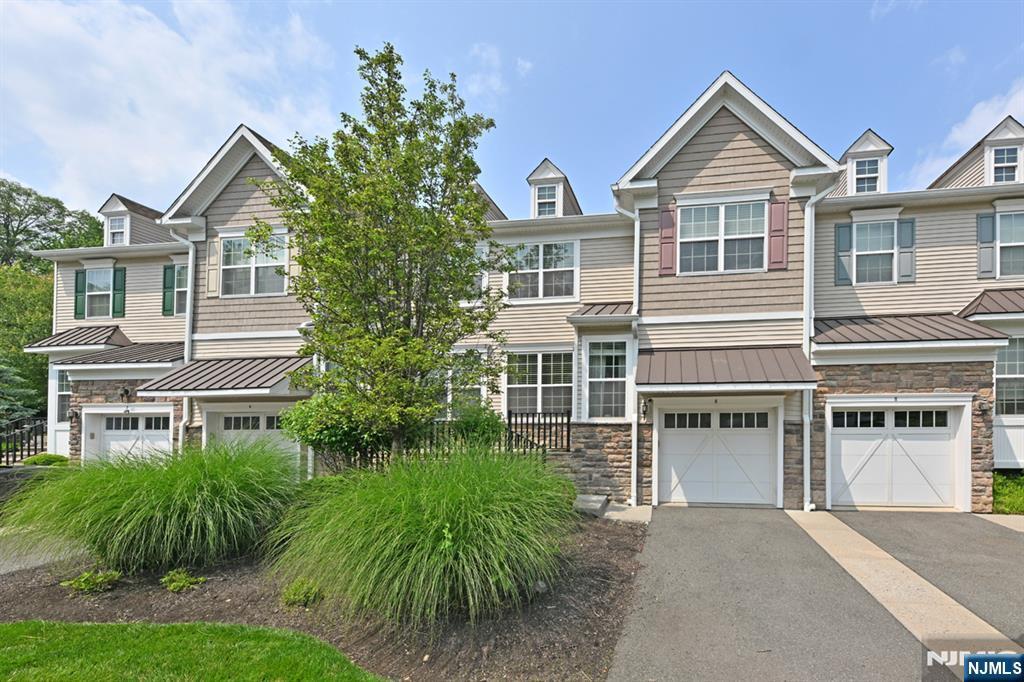 6 Masterson Court  Waldwick NJ 07463 photo