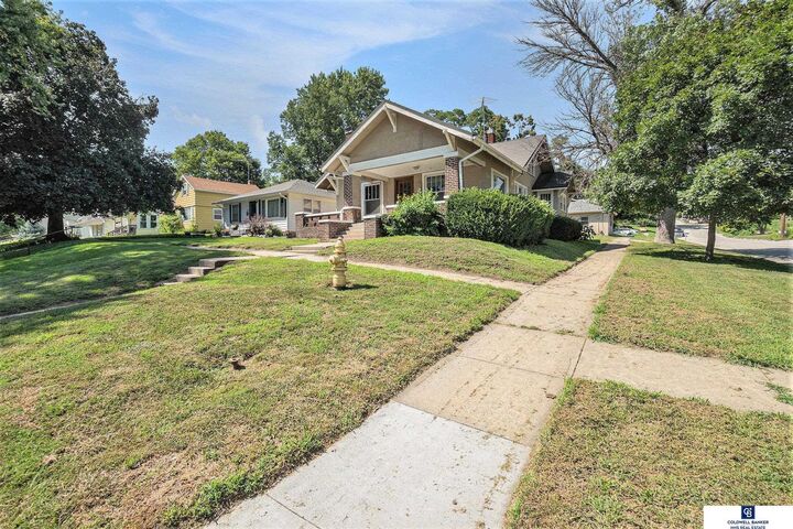 Property Photo:  702 Avenue C Avenue  NE 68048 