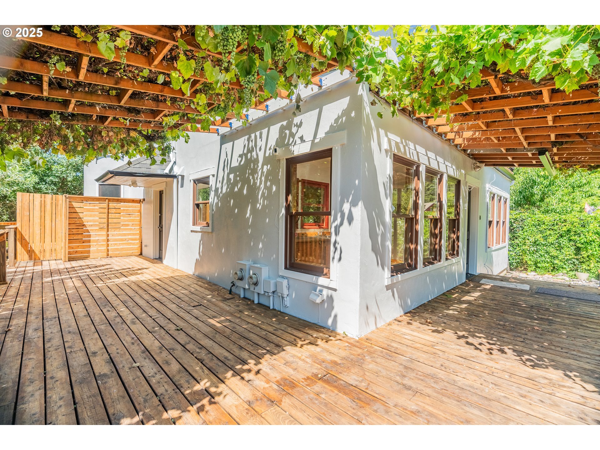 Property Photo: 8027 SE 49th Ave OR 97206