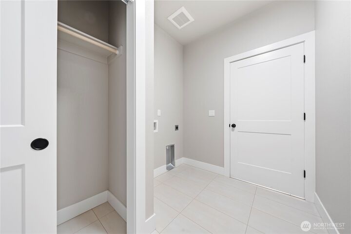 Property Photo: 1264 E Mt Hood Street WA 99344