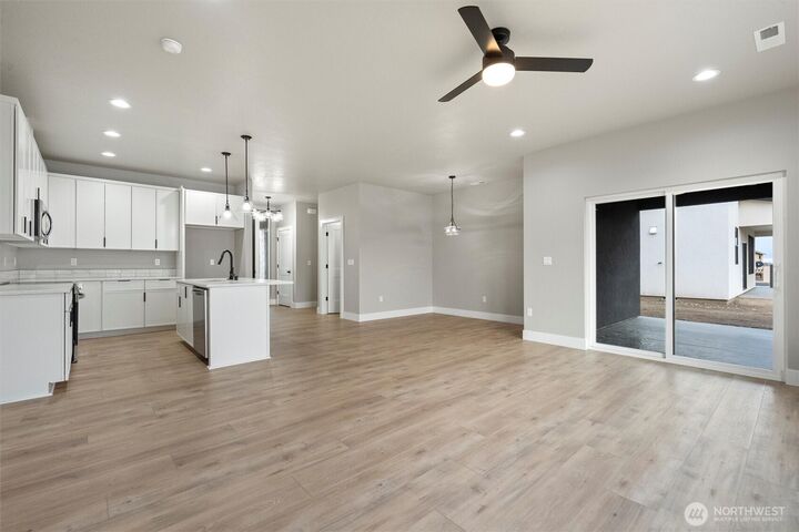 Property Photo: 1264 E Mt Hood Street WA 99344