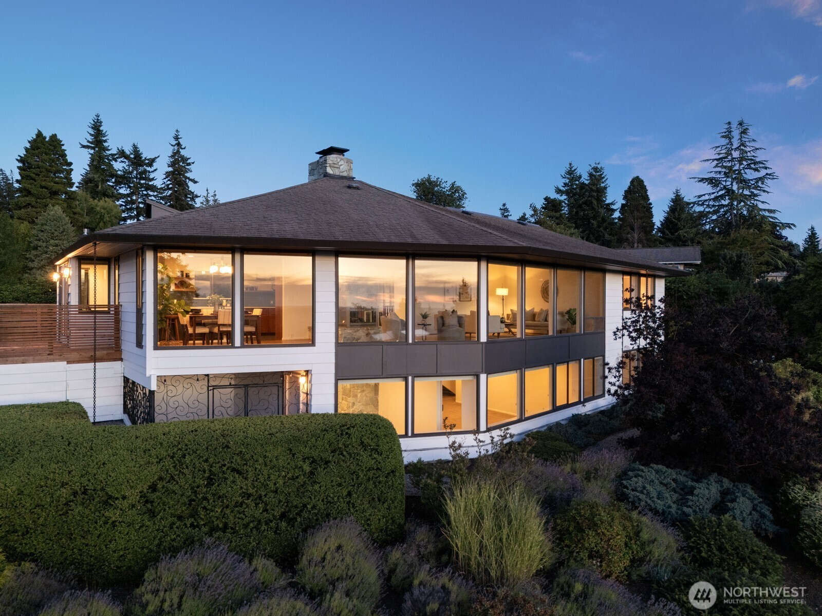 Property Photo:  1011 E Toledo Street  WA 98229 