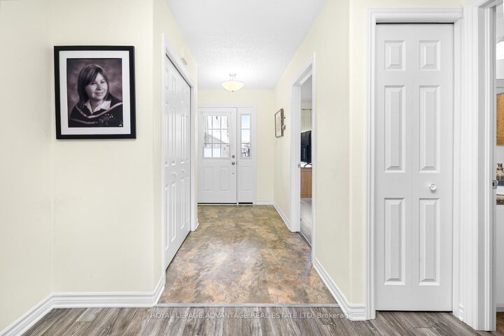 Photo de la propriété: 42 Code Crescent ON K7A 0A9