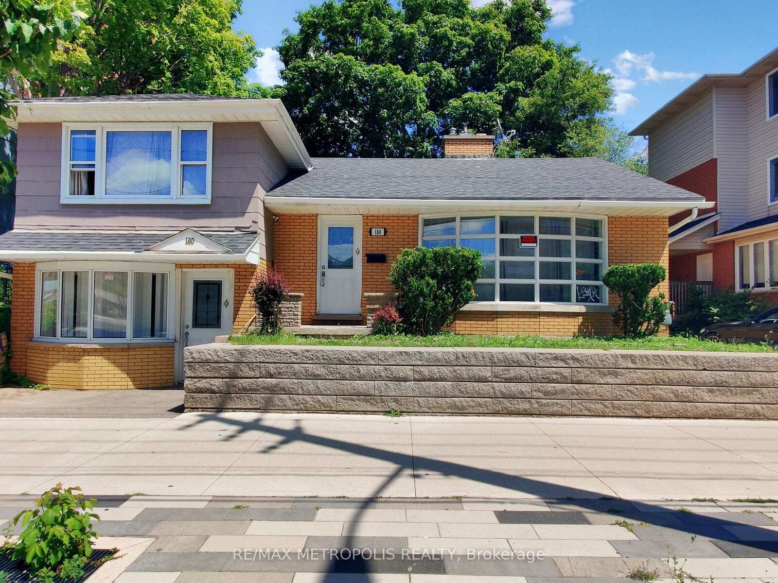 Property Photo:  180 King Street N  ON N2J 2Y5 