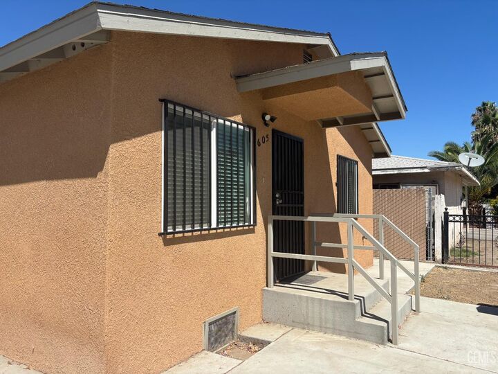 Property Photo: 605 607 Ellington Street CA 93215