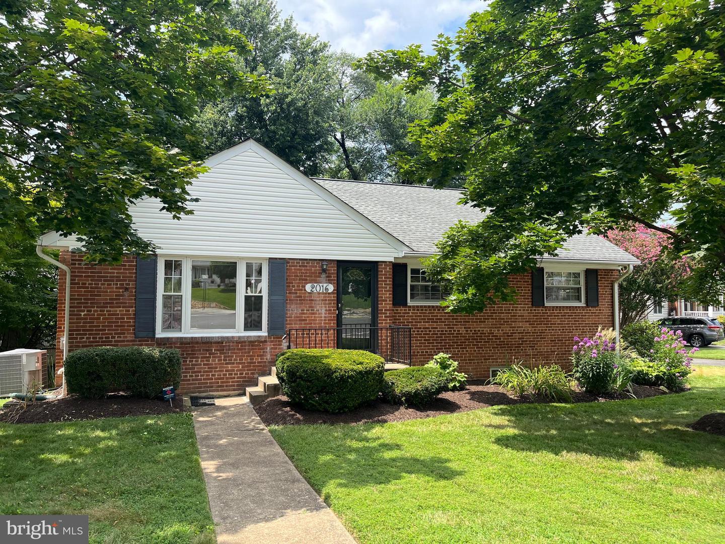 2016 Patrick Henry Drive  Arlington VA 22205 photo