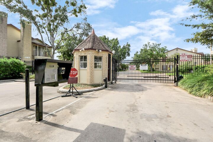 Property Photo:  2120 El Paseo Street 405  TX 77054 