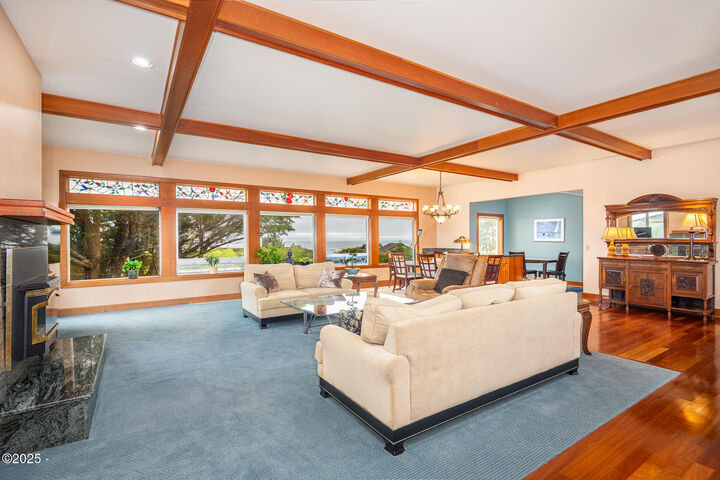 Property Photo: 1055 NW Estate Drive OR 97376