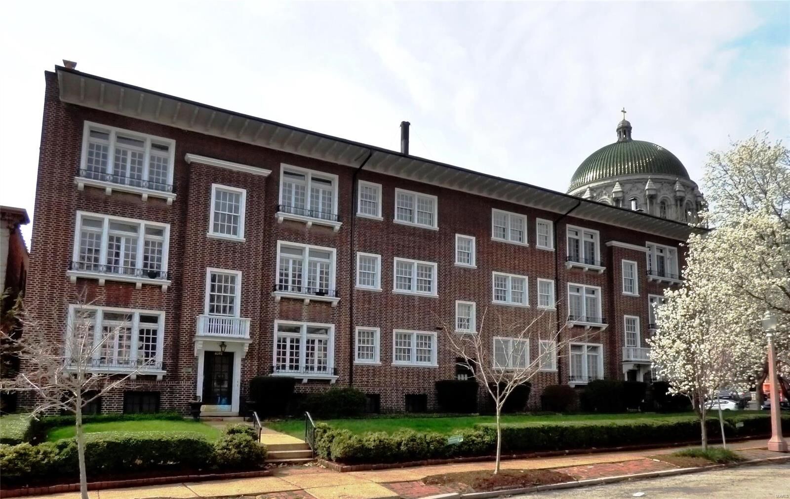 Property Photo: 4392 Maryland Avenue 3E MO 63108