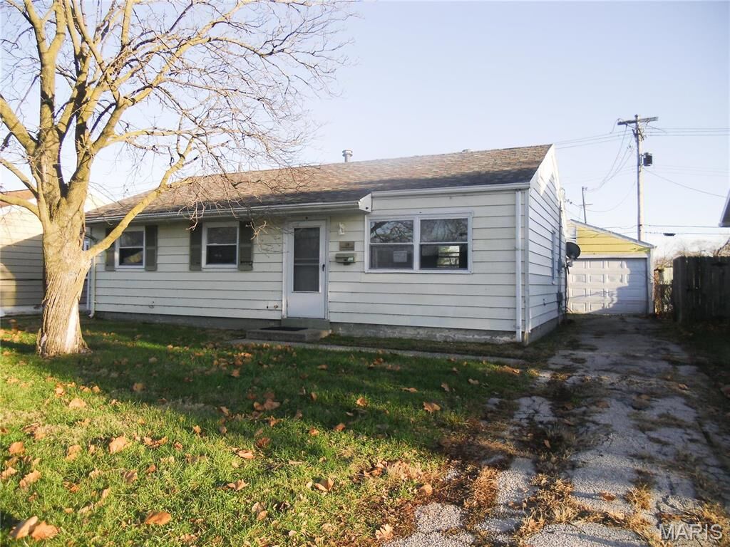 Property Photo: 26 Briarcliff Drive IL 62040