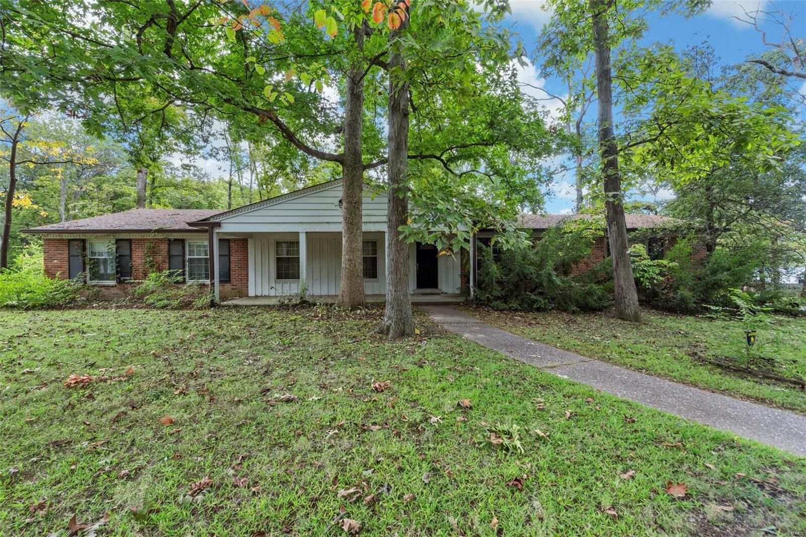 Property Photo: 122 Frontenac Forest St. MO 63131