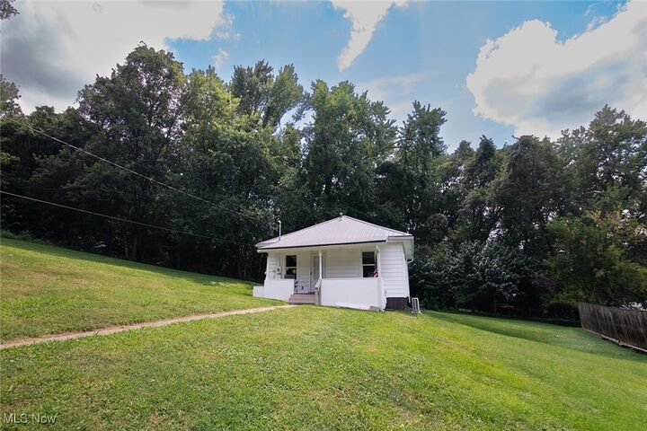 Property Photo: 1402 1/2 16th WV 26105