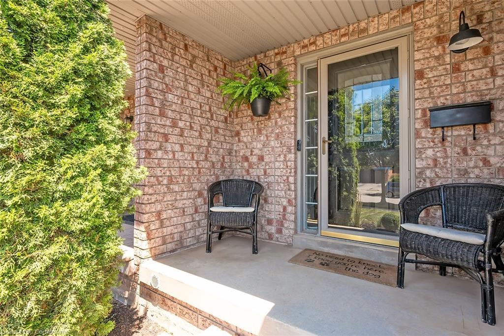 Photo de la propriété: 521 Eliza Crescent ON L7L 6J1