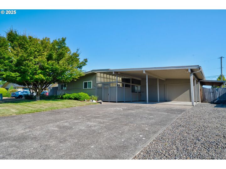 Property Photo:  1082 Alberta Ave E  OR 97361 