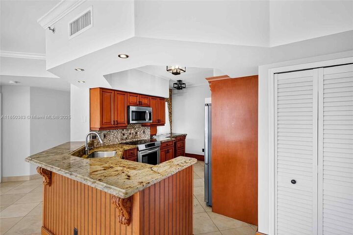 Property Photo: 3255 NE 184th St 12405 FL 33160