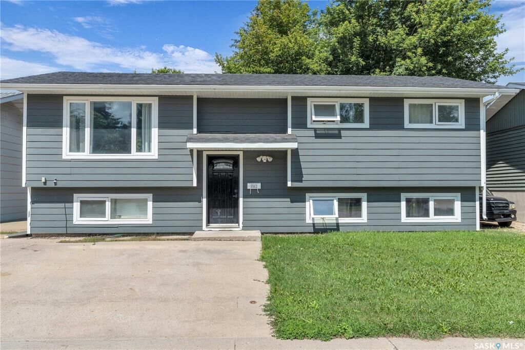 Property Photo: 3562 Fairlight Drive SK S7M 4T3