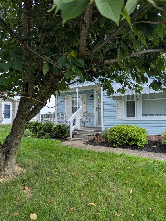 Property Photo: 911 Lilac Ln PA 15668