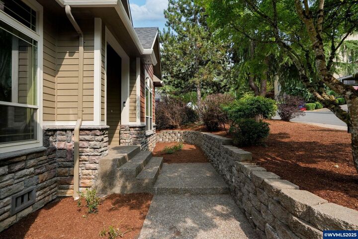 Property Photo: 401 La Cresta Dr SE OR 97306