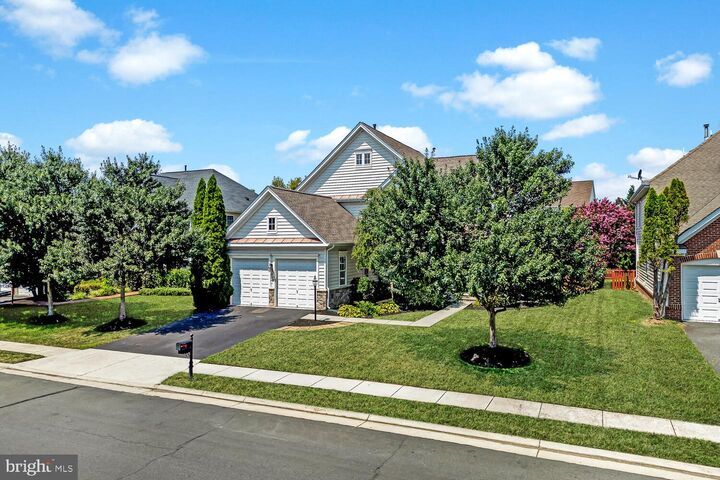 Property Photo: 42850 Conquest Circle VA 20148