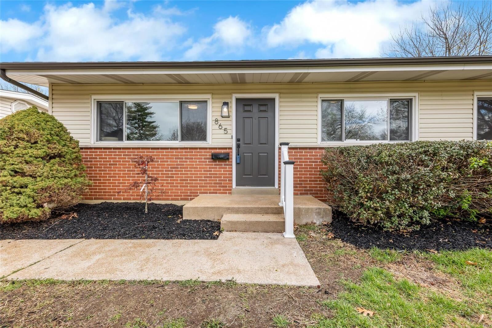 Property Photo: 865 Bellarmine Lane MO 63031