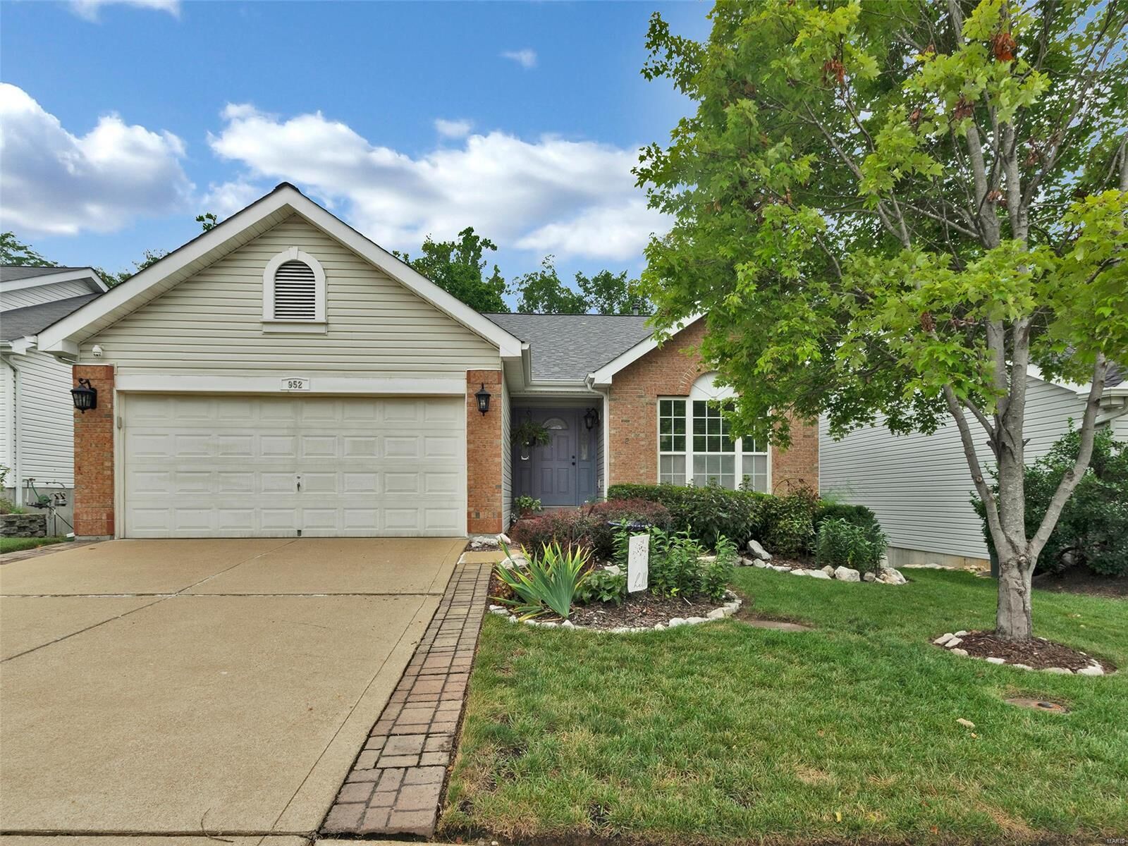 Property Photo: 952 Oak Knoll Manor MO 63119