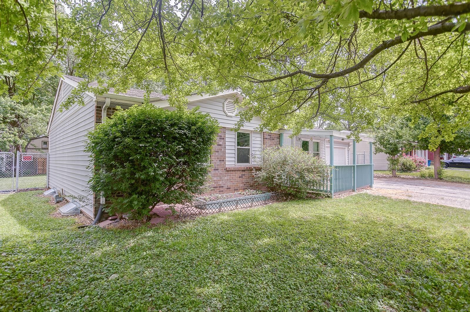 Property Photo:  316 Country Meadow Lane  IL 62221 