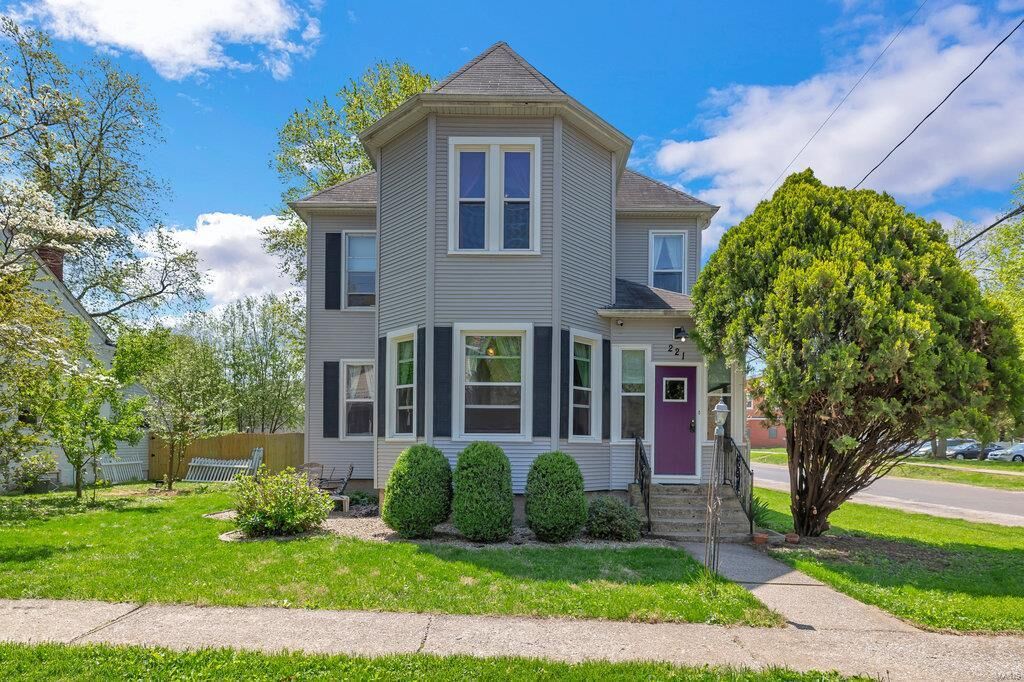 Property Photo:  221 W Washington Street  IL 62269 