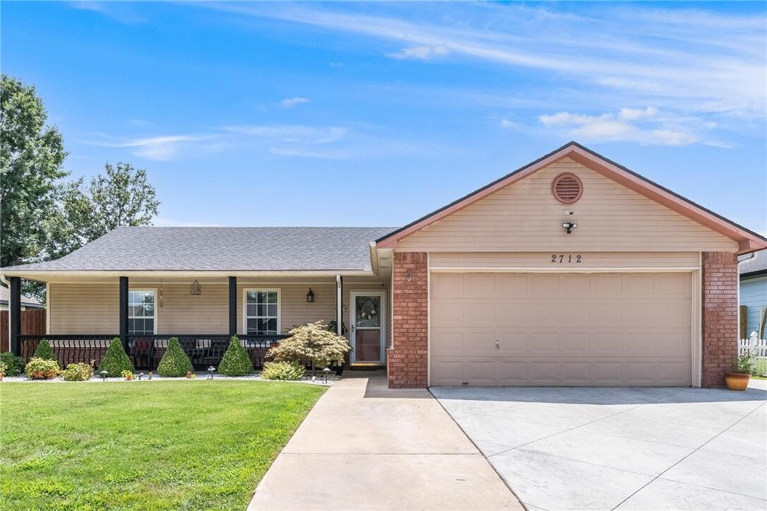 Property Photo:  2712 W Easy Street  AR 72756 
