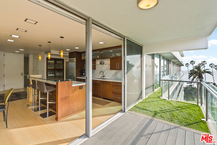 Property Photo:  535 Ocean Ave  CA 90402