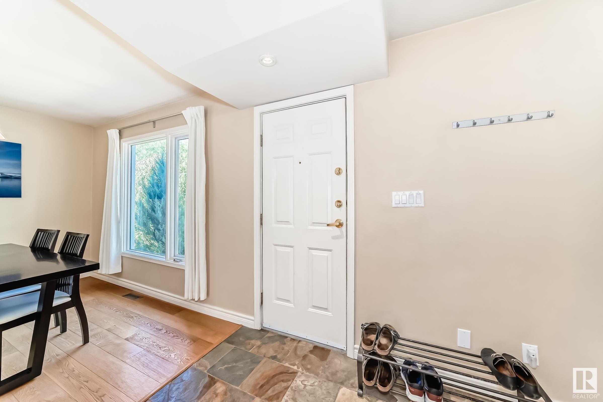 Photo de la propriété: 8347 81 Avenue NW AB T6C 0W1