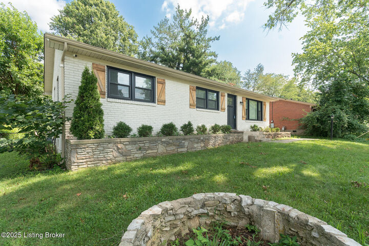 Property Photo: 8409 Robin Hill Dr KY 40291