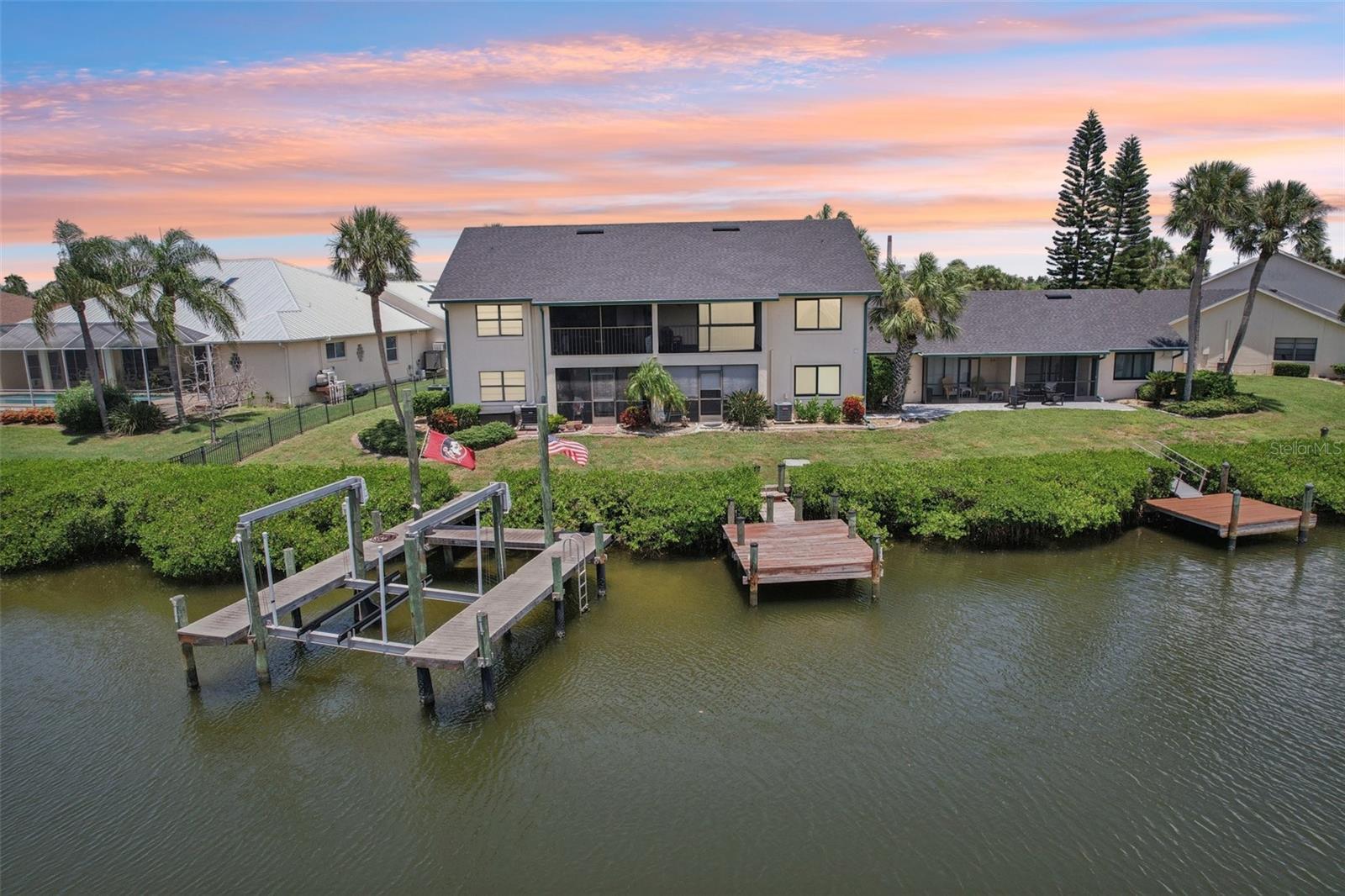 Property Photo: 662 Yardarm Drive FL 33572
