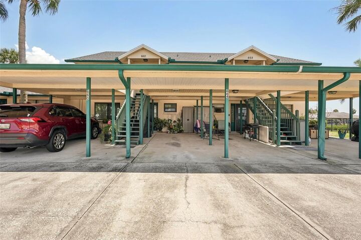 Property Photo: 662 Yardarm Drive FL 33572