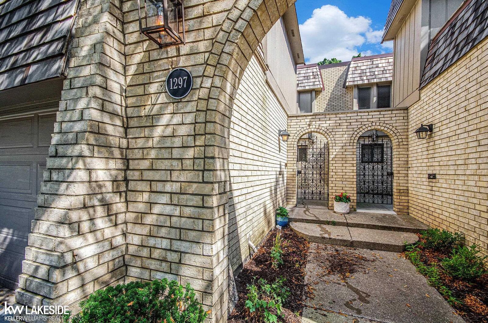 Property Photo: 1297 Oakwood Court MI 48307