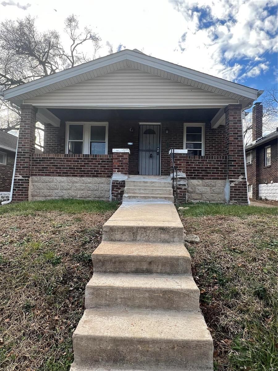 Property Photo: 6104 Huntsville Avenue MO 63120