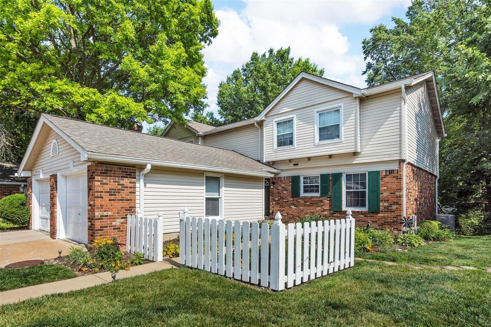 Property Photo: 13320 Woodlake Village Court W MO 63141