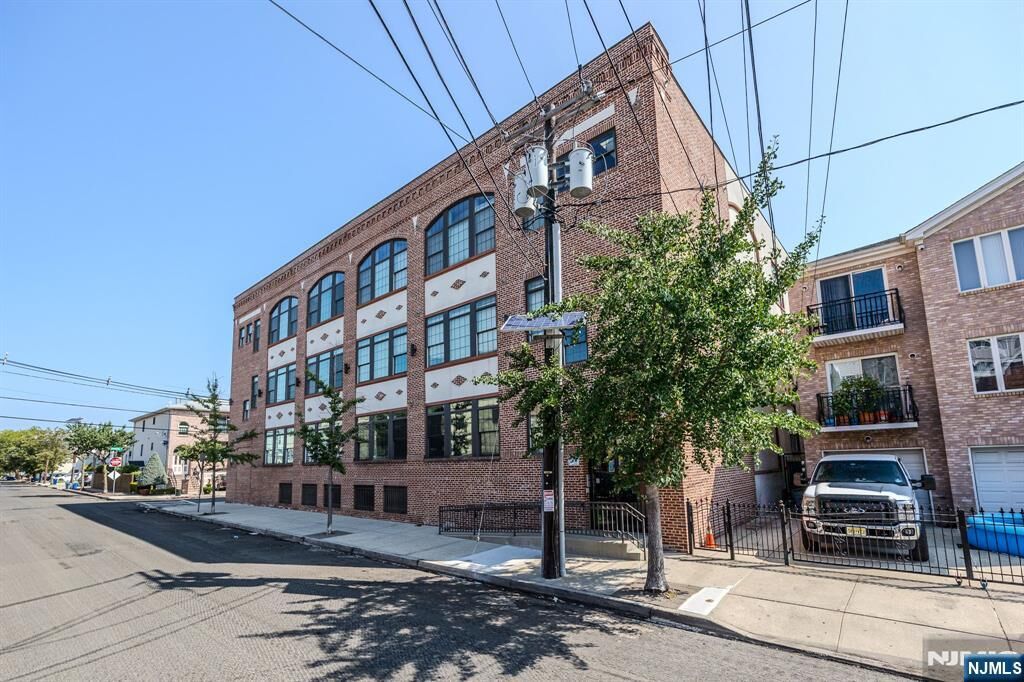 Property Photo:  88 Saint Francis Street 3B  NJ 07105 