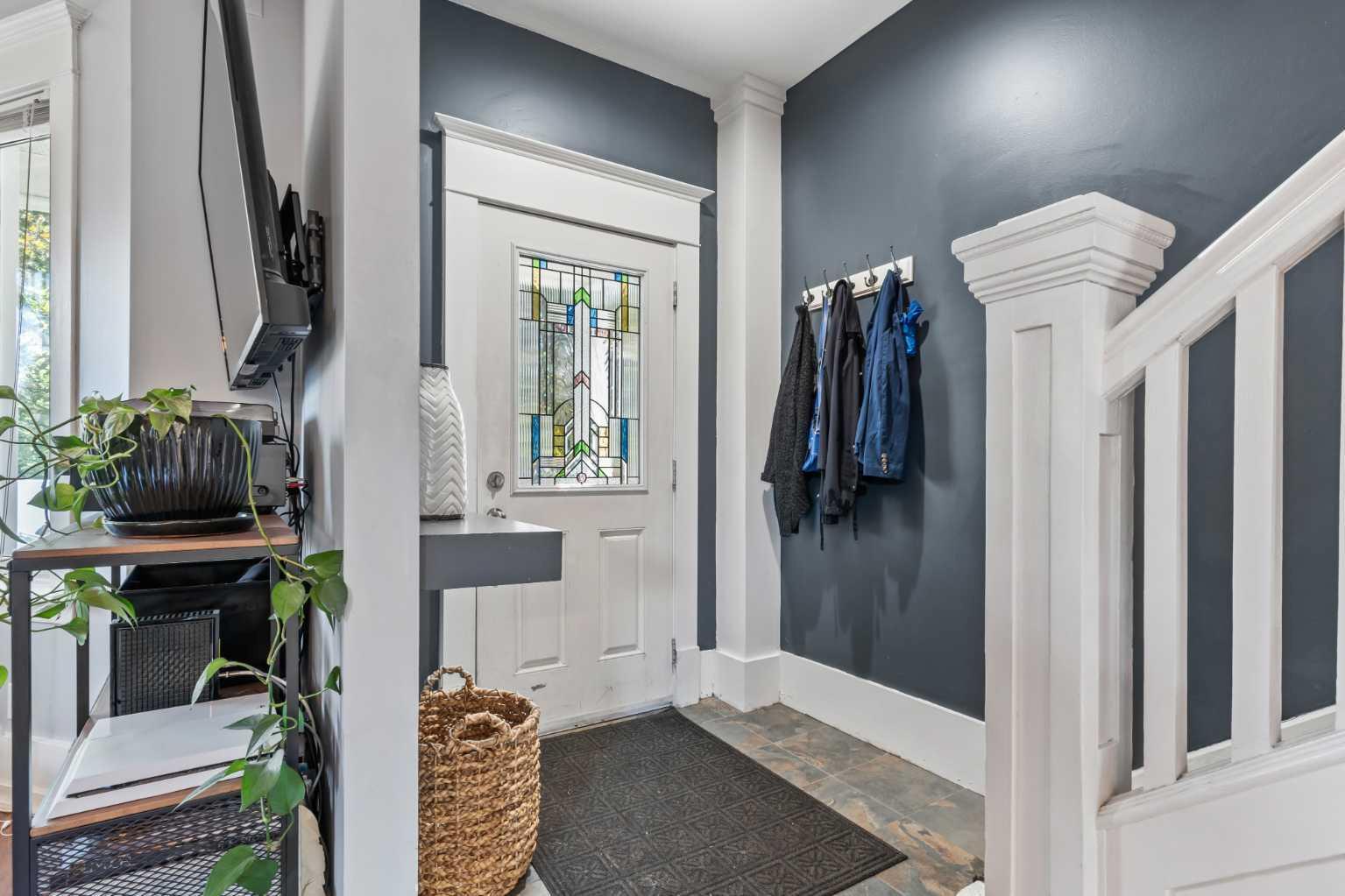 Photo de la propriété: 452 20 Avenue NW AB T2M 1C4