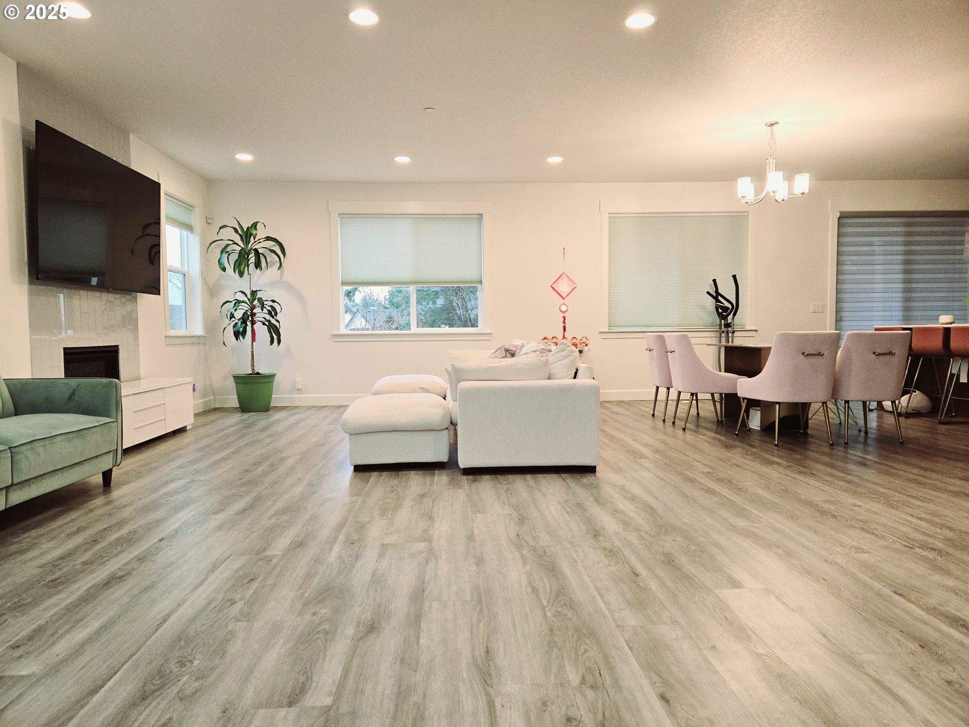 Property Photo: 12740 SE Gateway Dr OR 97086
