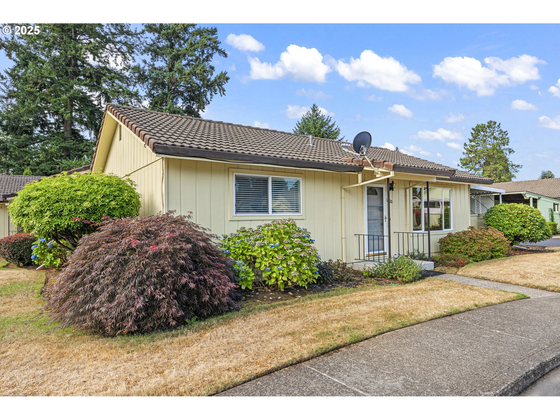 Property Photo: 12620 SE Main St OR 97233