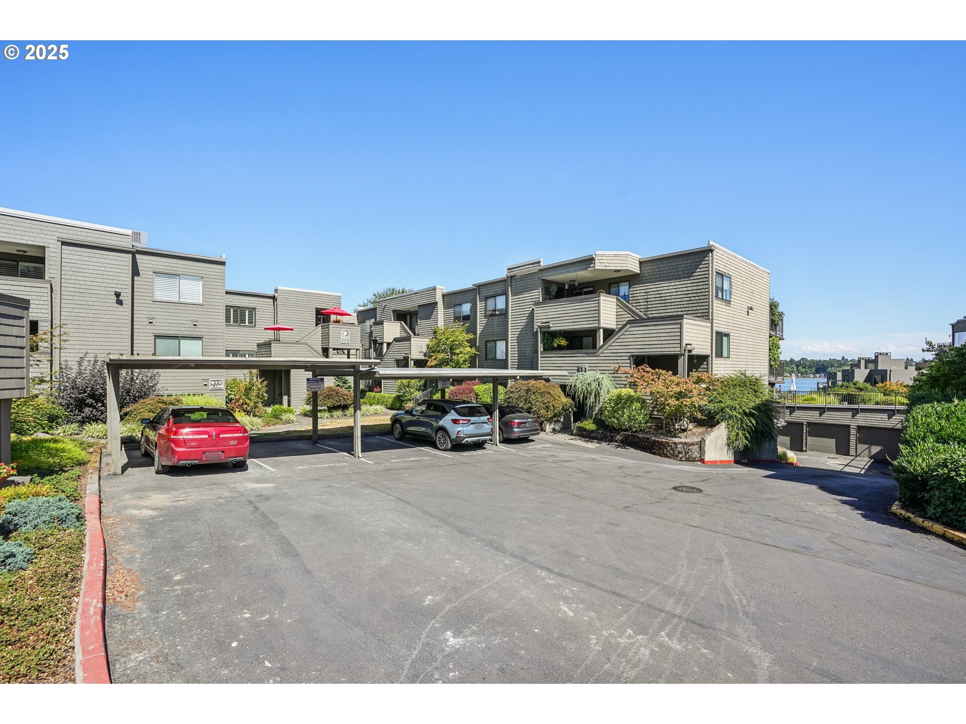 Property Photo: 5620 S Riverside Ln 5 OR 97239