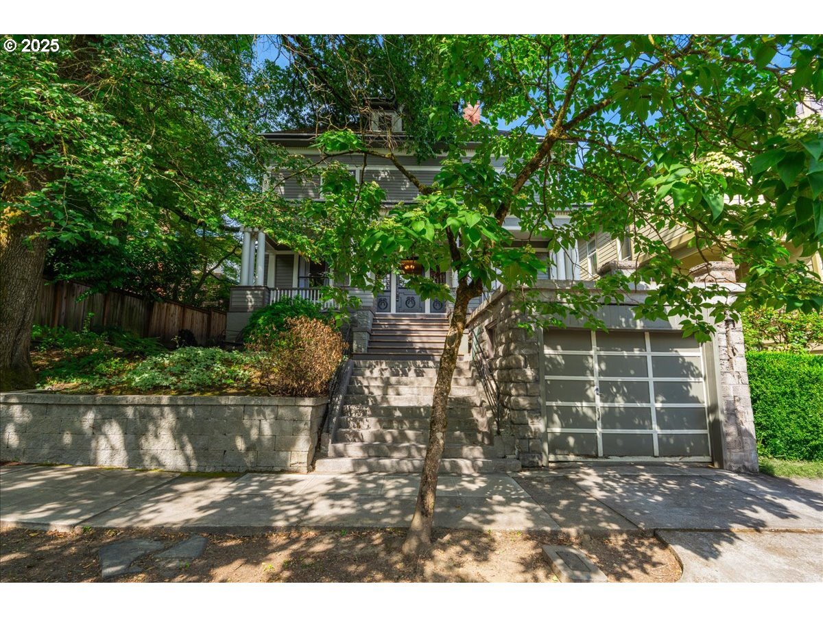 Property Photo:  3425 S Corbett Ave  OR 97239 