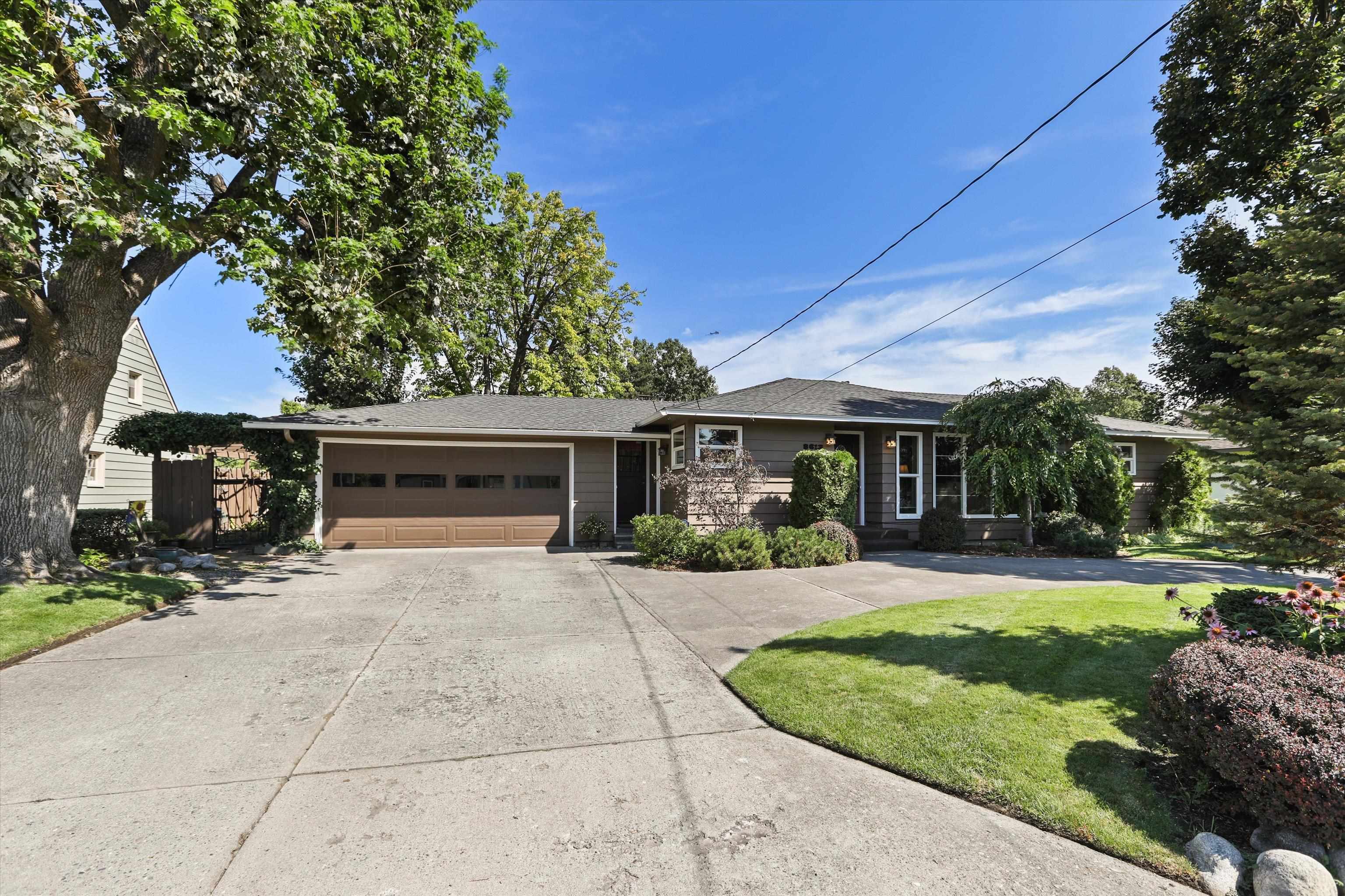 Property Photo: 8613 E Valleyway Ave WA 99212