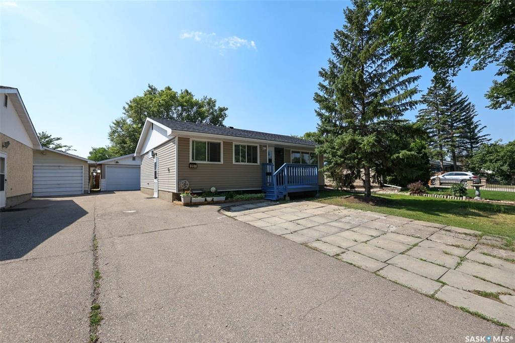 Property Photo: 207 Cambridge Avenue SK S4N 0L6