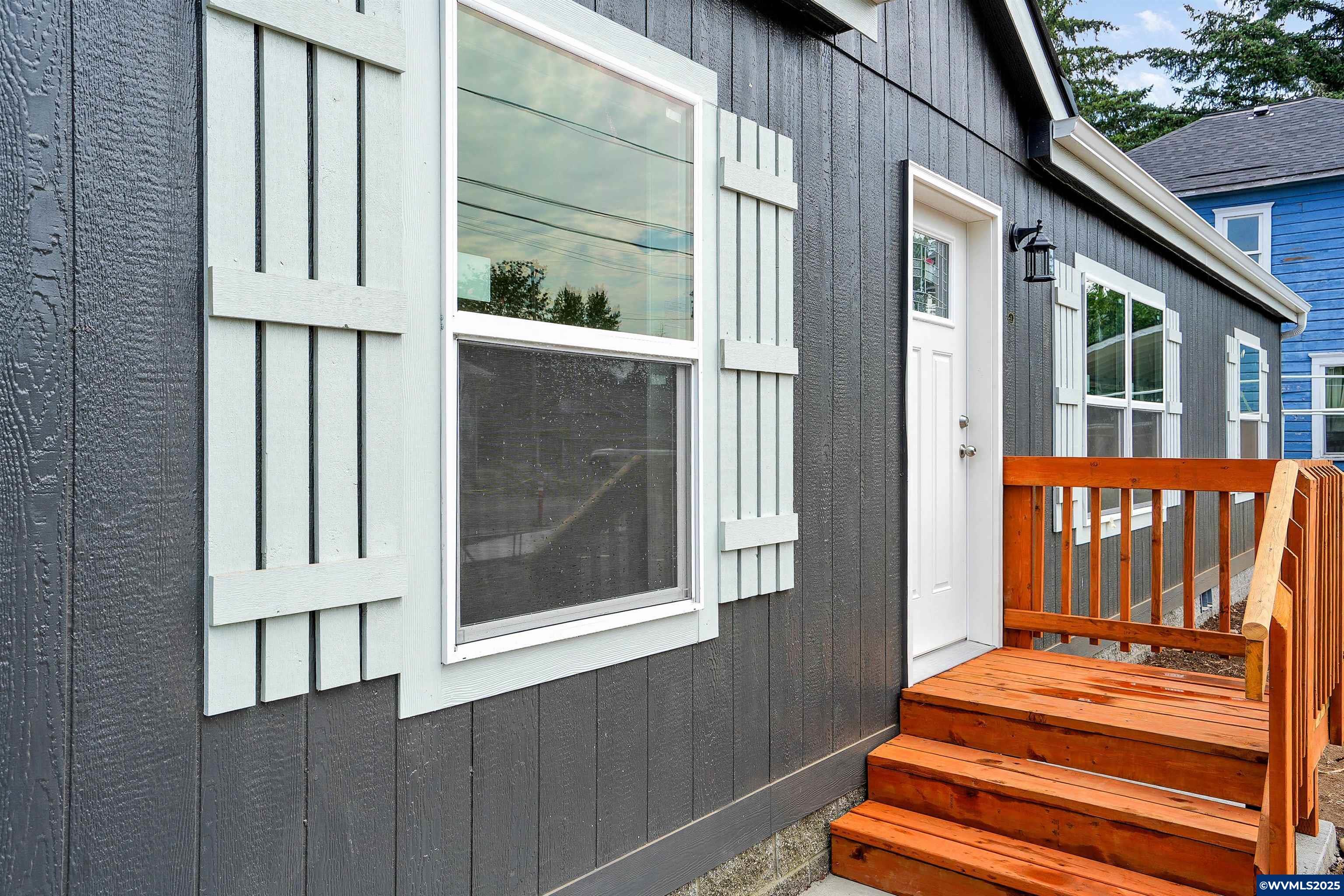 Property Photo:  851 NW Alder St  OR 97360 