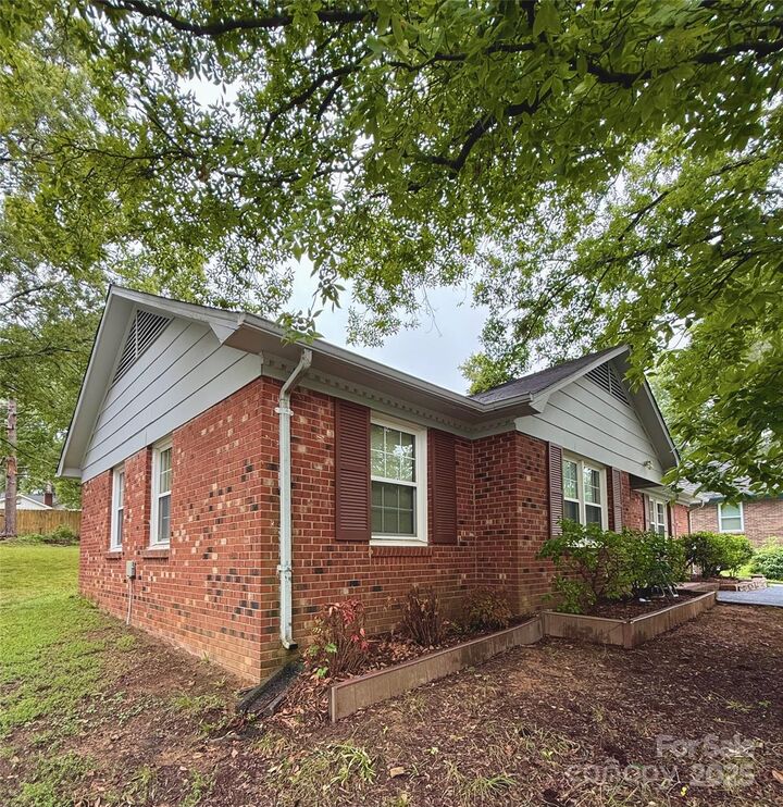 Property Photo:  915 Eaglewood Avenue  NC 28212 