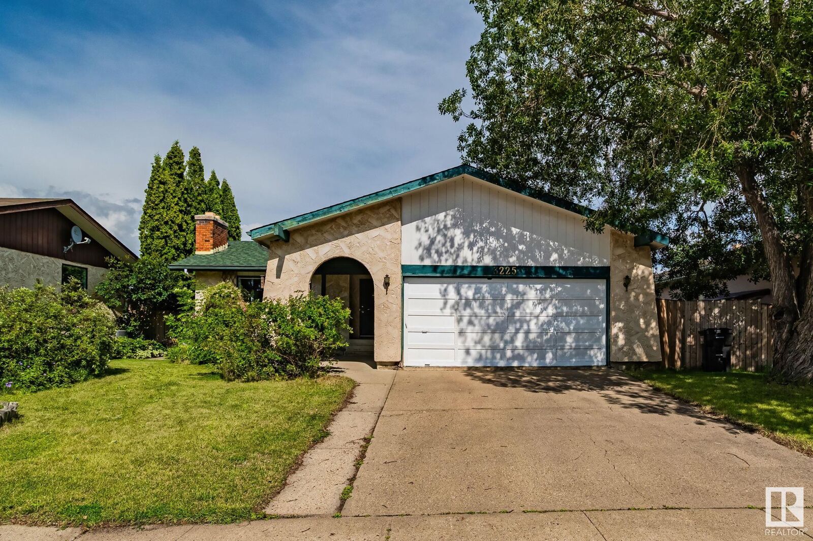 Property Photo:  3225 108 Street NW  AB T6J 3C9 