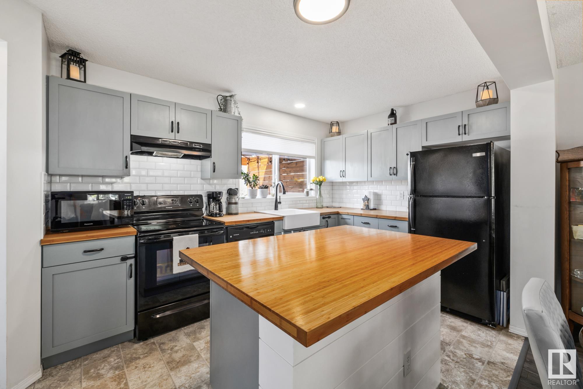 Photo de la propriété: 9102 Shaw Way SW AB T6X 0S4
