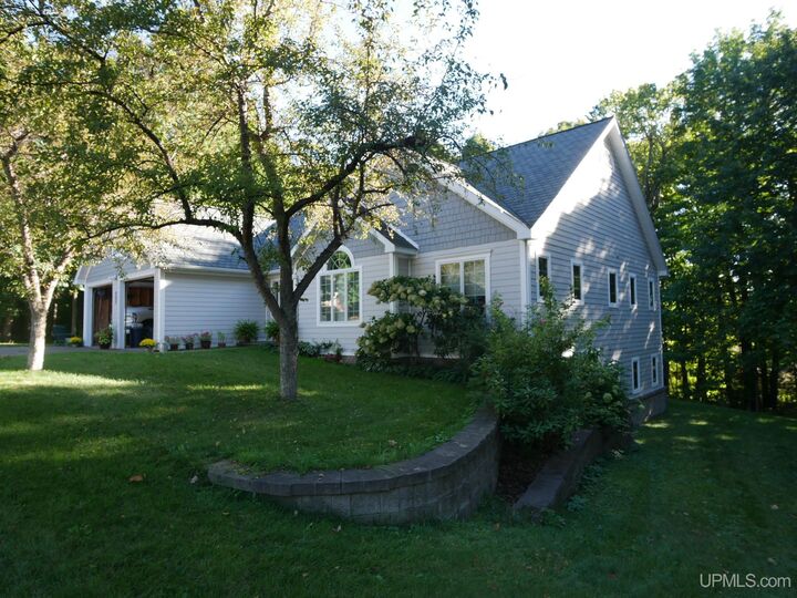 1010 Crestwood Drive  Hancock MI 49930 photo