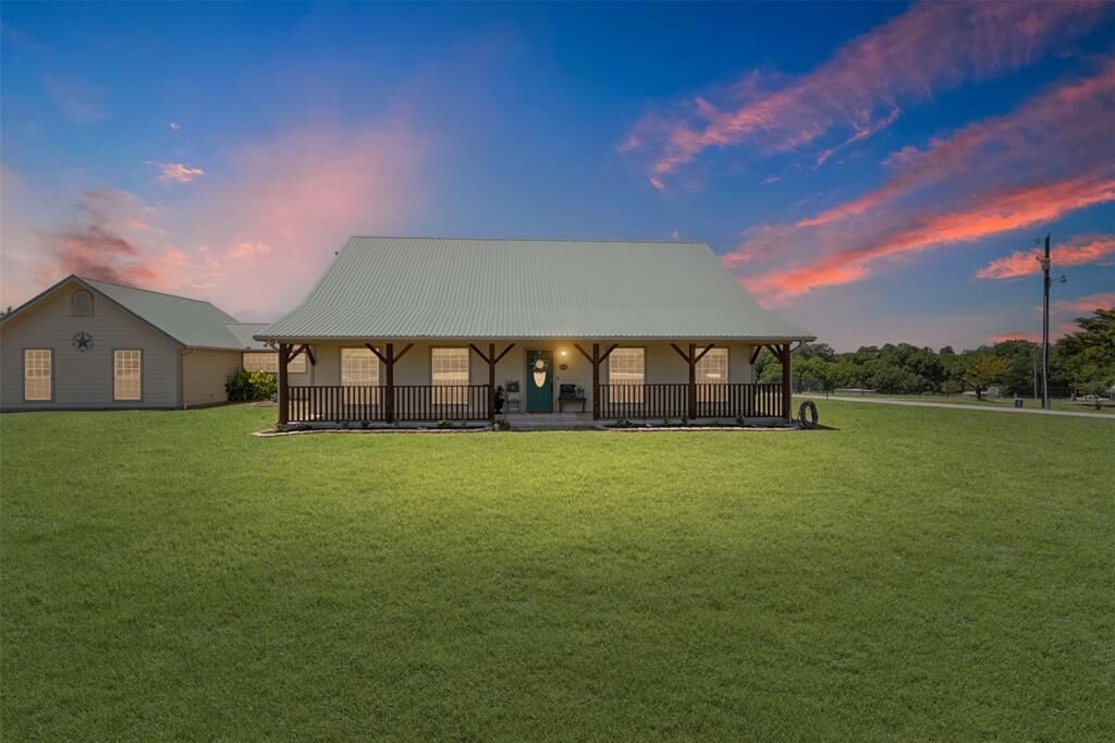 Property Photo: 1859 Ashford Lane TX 76065